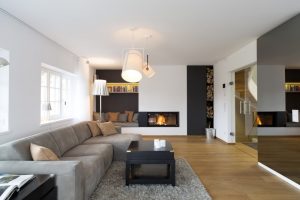 Das moderne Wohnzimmer mit Loungesofa und Kamin im Ferienhaus Seahorse in Kampen