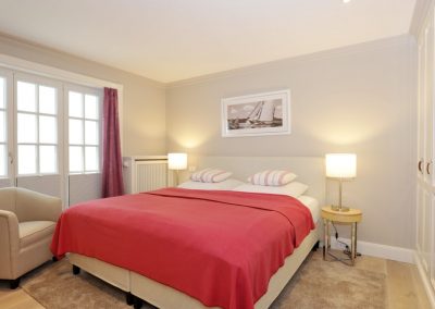 3. Schlafzimmer mit Flatscreen und Kleiderschrank im Untergeschoss