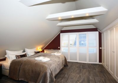 Masterbedroom mit Balkon und Flachbildschirm im Ferienhaus Rosenhus in Alt - Westerland