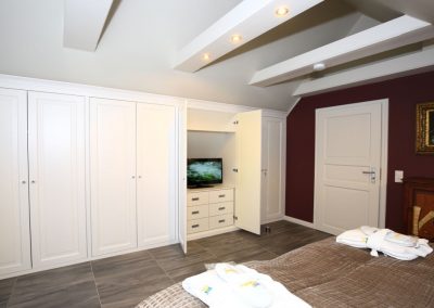 Flachbildschirm im Kleiderschrank im Ferienhaus Rosenhus in Alt - Westerland