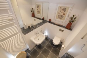 Badezimmer in der Ferienwohnung Ocean Eleven in Sassnitz mit Meerblick