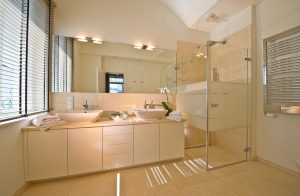 Badezimmer mit Dusche im Luxus Penthouse Sunset in Binz
