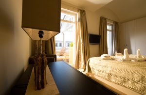 Schlafzimmer mit Flatscreen im Luxus Penthouse Sunset in Binz