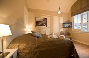 Doppelbett mit Flatscreen im Luxus Penthouse Sunset in BInz