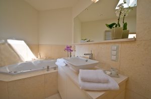 Badezimmer mit Whirlpool und Dusche im Luxus Penthouse Sunset in Binz
