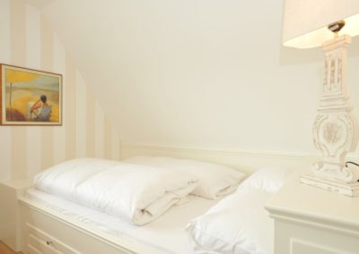 Das zweite Schlafzimmer mit einem 160 x 200 cm großen Doppelbett im Obergeschoss