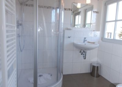 Das moderne Duschbad im Ferienhaus Victoria in Seedorf.