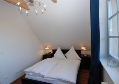 Schlafzimmer mit Doppelbett im Obergeschoss des Ferienhaus Victoria in Seedorf.