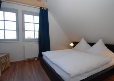 Zweite Schlafzimmer mit Doppelbett im Ferienhaus Victoria in Seedorf.