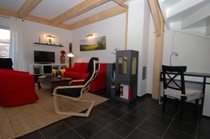 Wohnzimmer mit Deckenbalken im Ferienhaus Victoria in Seedorf/ Rügen