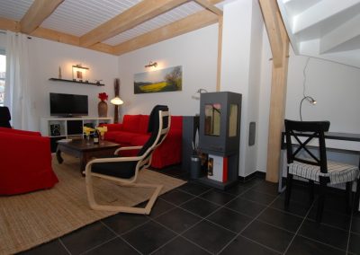 Wohnzimmer mit Deckenbalken im Ferienhaus Victoria in Seedorf/ Rügen