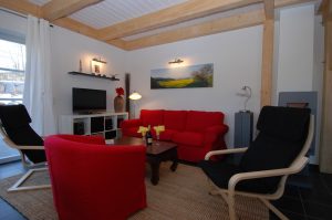 Rote Sofa im Ferienhaus Victoria in Seedorf