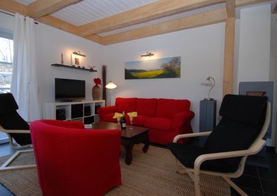 Rote Sofa im Ferienhaus Victoria in Seedorf