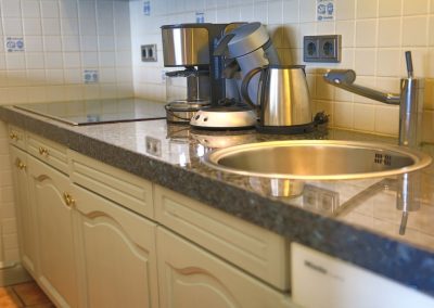 Hochwertige Granitarbeitsplatte und zwei Küchenzeilen