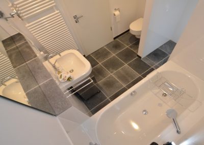 Das Badezimmer mit Badewanne in der Ferienwohnung Ocean Sun in Sassnitz/ Rügen