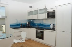 Die weiße Küche im Penthouse Ocean Sun in Sassnitz/ Rügen