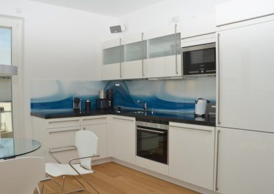 Die weiße Küche im Penthouse Ocean Sun in Sassnitz/ Rügen