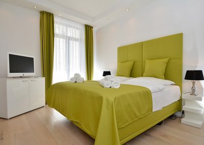 Schlafzimmer mit Doppelbett in Ferienwohnung Charlotta in Sellin
