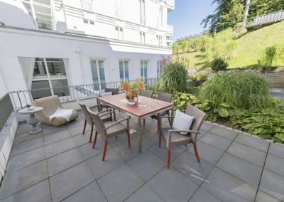 Eine große Terrasse mit Gartenmöbel für eine gemütliche Runde