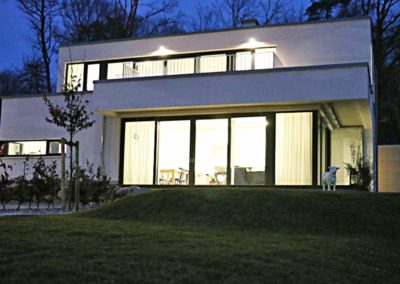 Die Bauhausvilla bei Nacht mit der Ferienwohnung Windsbraut 2 in Sellin/ Rügen