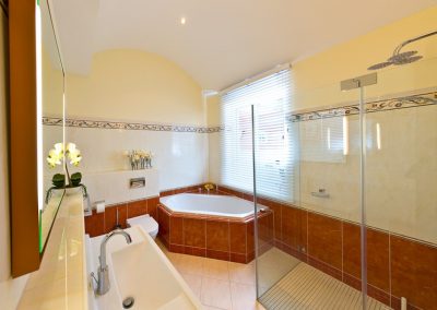 Masterbathroom mit Eckbadewanne und Walk- In- Dusche