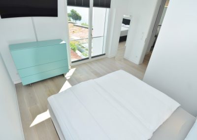 Flatscreen und Doppelbett im Penthouse Ocean Blue in Sassnitz
