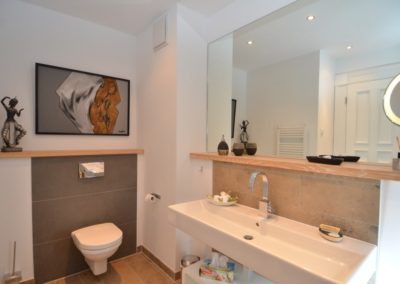 Badezimmer mit Kosmetikspiegel in der Ferienwohnung Arwen in Sellin auf Rügen
