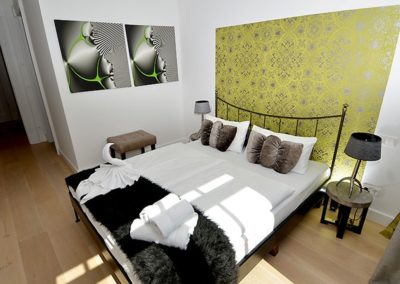 Das zweite Schlafzimmer mit Doppelbett der Ferienwohnung Arwen in Sellin auf Rügen