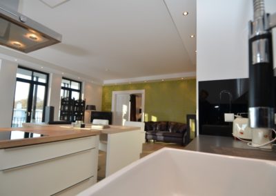 Blick von der Küche in den Wohnbereich der Ferienwohnung Arwen in Sellin auf Rügen