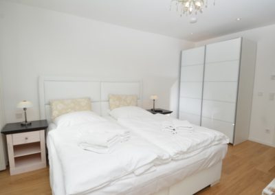 Schlafzimmer mit Doppelbett in Ferienwohnung Strandhaus Seeblick in Binz