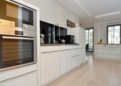 Die Küche mit Elektrogeräten von Bosch im Penthouse Sea View in Binz