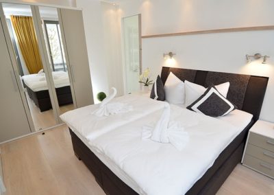 Schlafzimmer mit Doppelbett im Penthouse Sea View in Binz