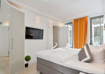 Schlafzimmer mit Flachbildschirm im Penthouse Sea View in Binz