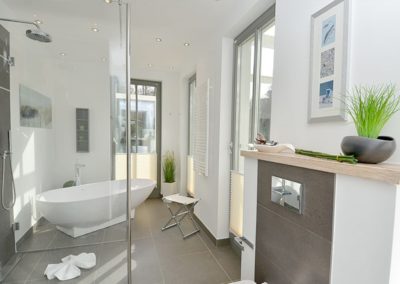 Eine freistehende Badewanne im Penthouse Sea View in Binz