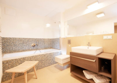 Das moderne Badezimmer mit Badewanne und Duschabtrennung