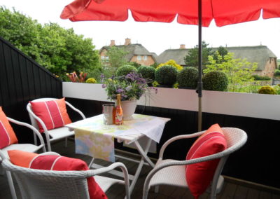 Balkon mit Gartenmöbel in der Ferienwohnung Biberhüs OG in Archsum