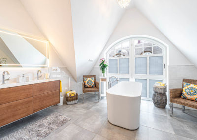 Badezimmer mit freistehender Badewanne im Ferienhaus Düne in Lobbe auf Rügen