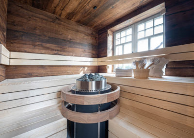 Extravagant ist die Sauna im Chaletstil.