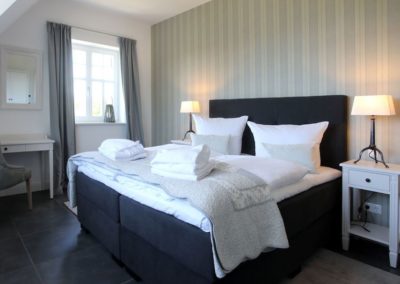 Drei Schlafzimmer für sechs Personen stehen im Ferienhaus Ruden in Lobbe auf Rügen zur Verfügung.