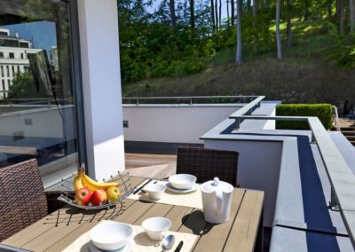 Dachterrasse mit Gartenmöbel und idyllischem Waldblick vom Penthouse Paulus in Sellin auf der Insel Rügen