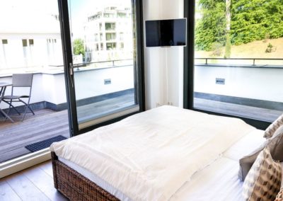 Bodentiefe Fensterelemente im Schlafzimmer des Penthouse Paulus in Sellin auf der Insel Rügen