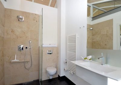 Helles und modernes Duschbad mit Handtuchheizkörper im Penthouse Paulus in Sellin auf der Insel Rügen