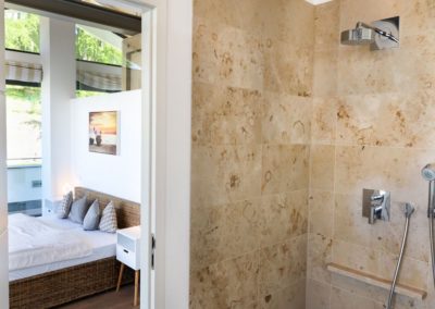 Edler Marmor ist im Duschbad des Penthouse Paulus in Sellin auf der Insel Rügen