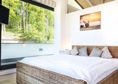 Doppelbett mit Flatscreen des Penthouse Paulus in Sellin auf der Insel Rügen