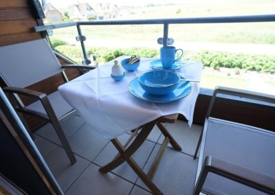Esstisch auf dem Balkon in der Ferienwohnung Heefwaihus 2 in Morsum auf Sylt