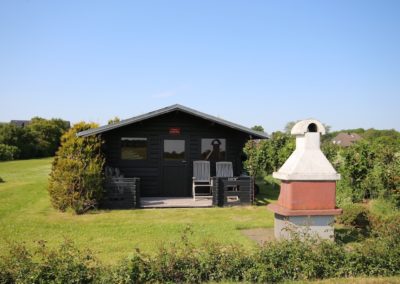 Auf dem Grundstück des Ferienhaus Terpstich in Morsum befindet sich ein Grillhaus mit Steingrill