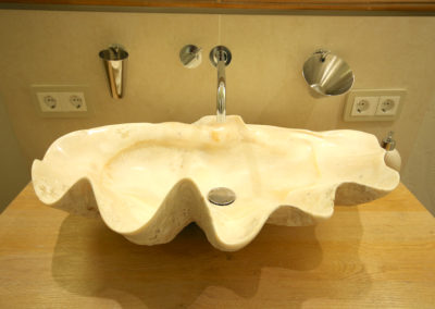 Eine 1600 Jahre alte Muschel dient als Waschschale.