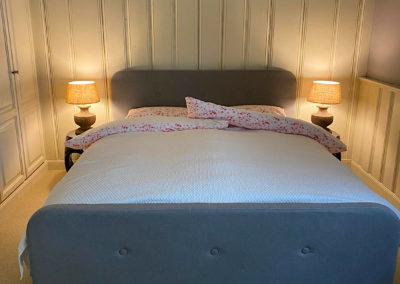 Schlafzimmer mit Doppelbett und Kleiderschrank im Ferienhaus Friesenhaus Kampen