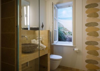 Badezimmer mit Ausblick im Ferienhaus Keitum Royal in Keitum