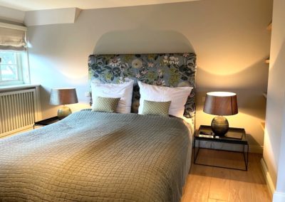 Doppelbett im Hauptschlafzimmer im Ferienhaus Friesenhaus Kampen auf Sylt